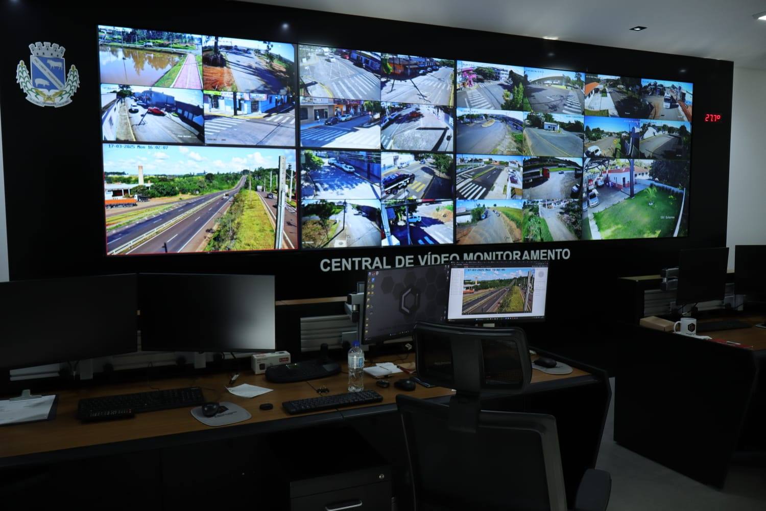 Central de videomonitoramento de Ortigueira (PR): video wall com imagens das câmeras da cidade e posições de operação
